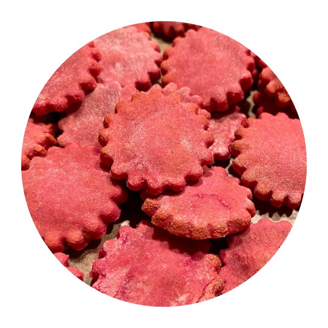 Rote Kekse mit Frischkäse