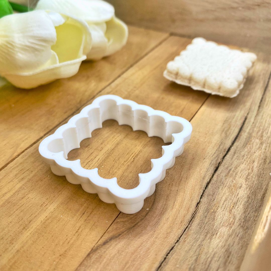 Hundekeks Ausstecher quadratisch mit Wellenrand | 3D-gedruckt | Ausstechform für selbstgebackene Hundesnacks | 3,8 x 3,8 cm – Bild 2