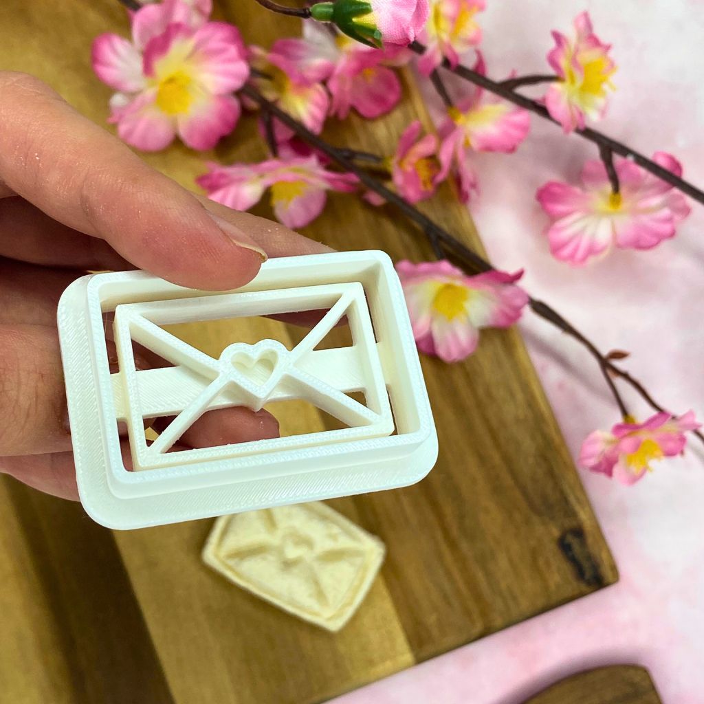 Liebesbotschaft Ausstechform für Hunde | Briefumschlag mit Herz | Backzubehör für Hundekekse – Bild 3