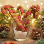 Weihnachtliche Hundekekse: Bunte Zuckerstangen mit Rote Beete & Spinat