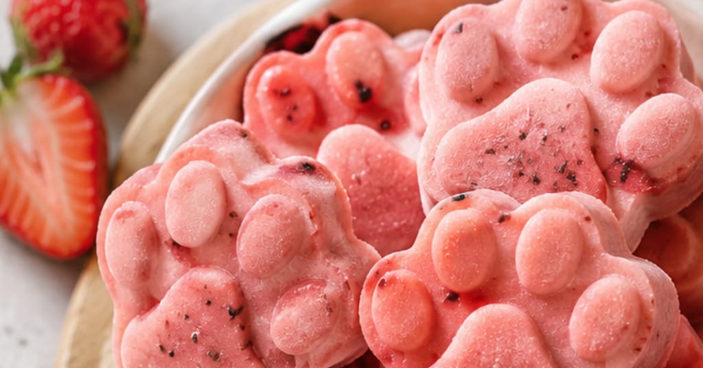 Hundeeis mit Erdbeeren