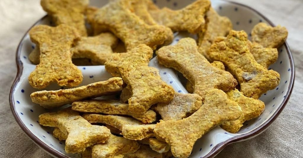 Hundekekse zum Ausstechen mit Lachs und Kurkuma für Senioren