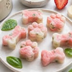Hundeeis mit Erdbeeren und Ziegenjoghurt