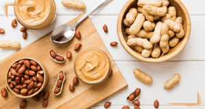 Dürfen Hunde Erdnussbutter essen? Wann sie geeignet ist – und wann Du besser verzichtest