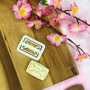 Liebesbotschaft Ausstechform für Hunde | Briefumschlag mit Herz | Backzubehör für Hundekekse