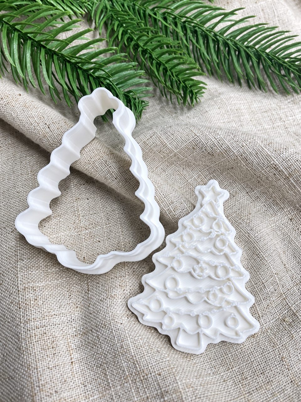 Weihnachtsbaum mit Prägestempel – 2-teiliges Ausstecher-Set