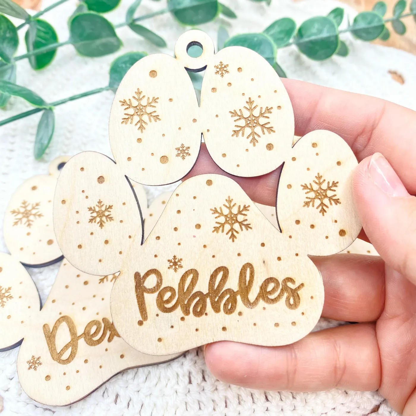 Personalisierte Holzpfote mit Schneeflocken