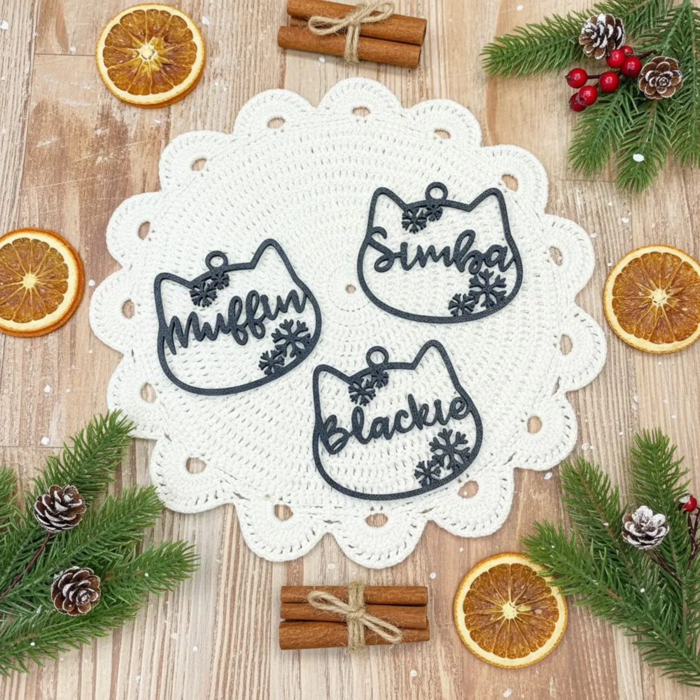 Katzenkopf-Christbaumkugeln mit Namen