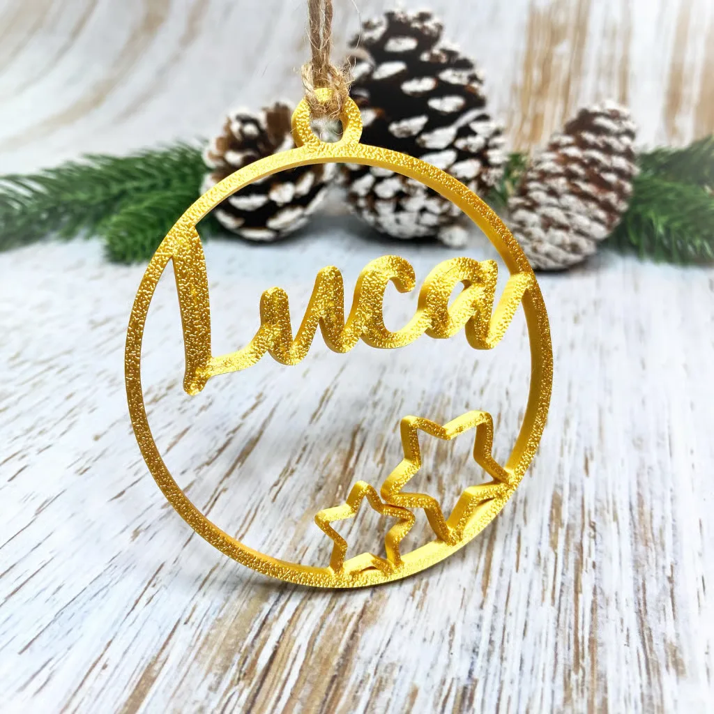 Goldene runde Christbaumkugel mit dem Namen Luca